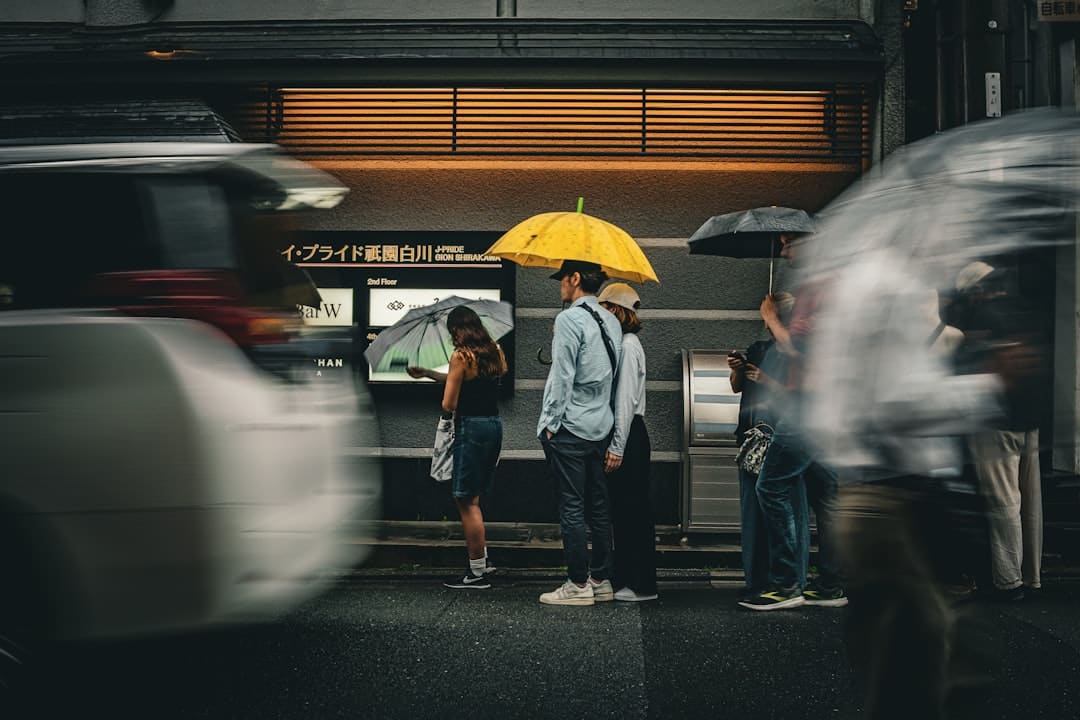 三大股指开盘涨跌不一 沪指低开0.11%
